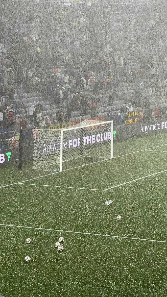 Klein_Tho's tweet photo. Beautiful ⛈️☔️⚽️

#GERPOR @dw_sports https://t.co/WrXvVYWvHx