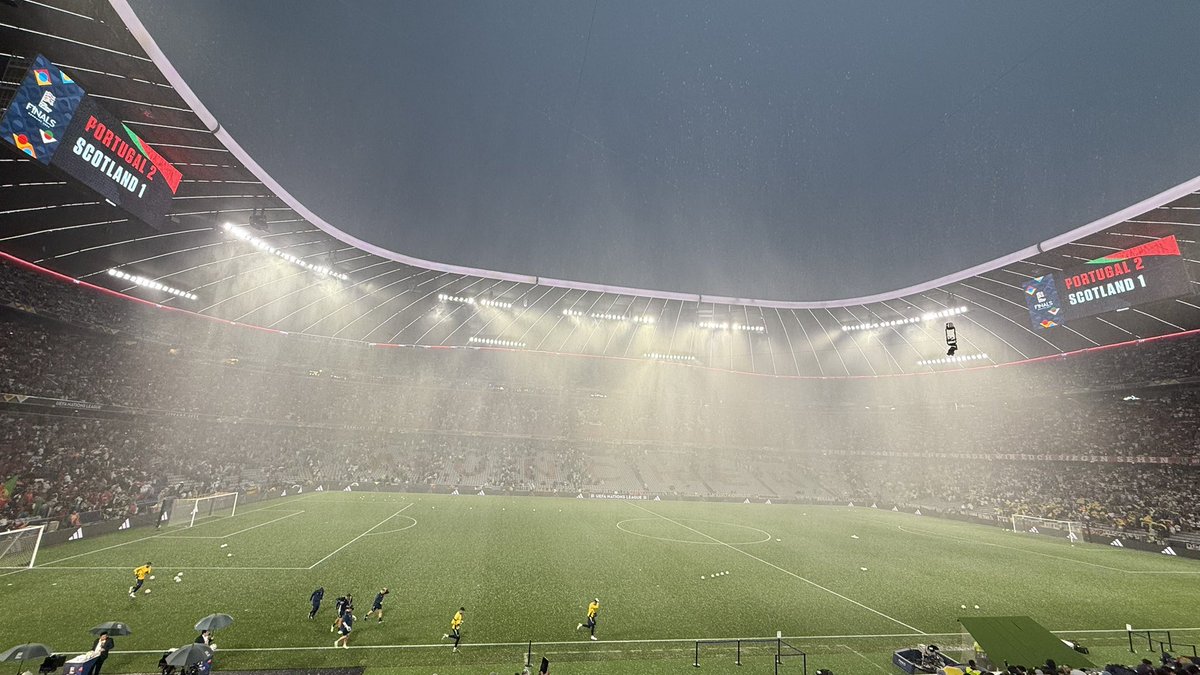 Klein_Tho's tweet photo. Beautiful ⛈️☔️⚽️

#GERPOR @dw_sports https://t.co/WrXvVYWvHx