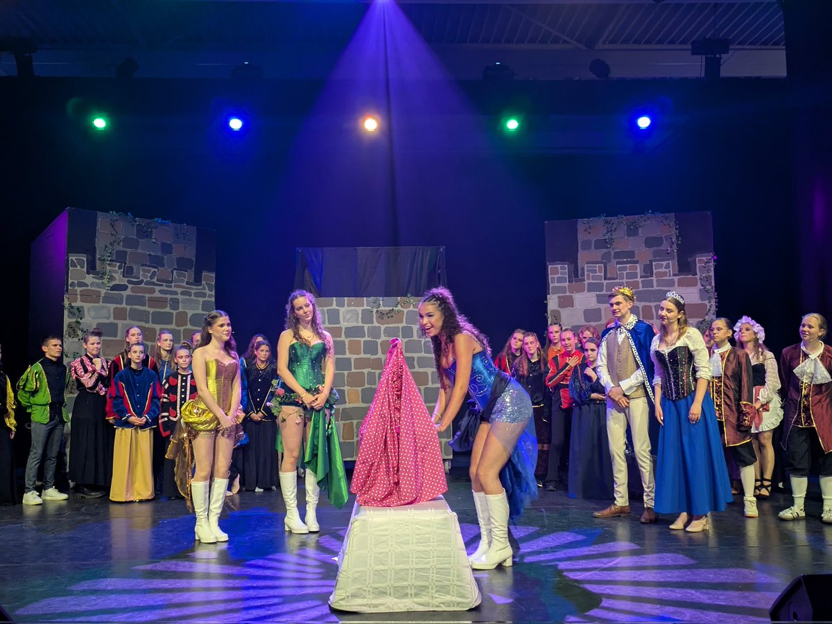 Maarten v C (@mrtsoft) on Twitter photo Werken in het onderwijs, elke dag anders. De afgelopen dagen meegeholpen met het ombouwen van de sporthal van <a href="/rodenborch/">Rodenborch-College</a> tot theater. Kom vooral zelf kijken naar de musical Doornroosje. Kaartverkoop via musical.rodenborch.nl Werken in het onderwijs, elke dag anders. De afgelopen dagen meegeholpen met het ombouwen van de sporthal van <a href="/rodenborch/">Rodenborch-College</a> tot theater. Kom vooral zelf kijken naar de musical Doornroosje. Kaartverkoop via musical.rodenborch.nl