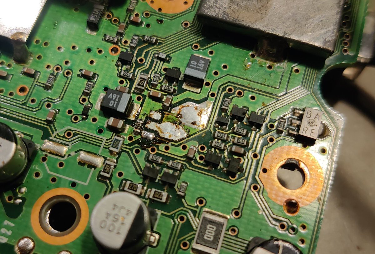 I was looking for an #icom #IC2725 for quite some time. Got a very good deal on this broken unit🤑. Two new PNP transistors, some cleaning and new thermal paste later, it runs like on the first day😁
#repair #hamr #amateurradio