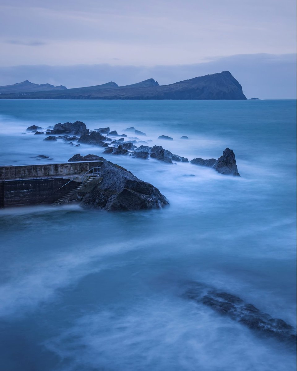 darrenjspoonley's tweet image. Just after the sun dipped behind the clouds, this soft glow appeared across the surface of the water for Blue Hour. 
Watch how I took this shot 

youtu.be/yTFjPsbDCnQ?si…

#Afterlight #CoastalGlow #SubtleLight #SeascapeTexture #EveningCoast