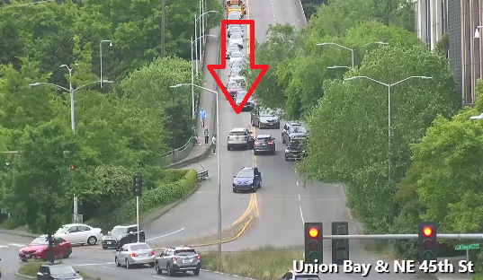 在Montlake Blvd NE的NE 45th ST上发生碰撞，阻塞了EB车道。谨慎行事。