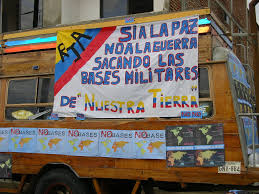 #BasesMilitares 
Aunque la base de #Manta se presentó como un apoyo para el combate al narcotráfico, en realidad permitió el control de la migración hacia EEUU y la implementación del Plan Colombia.

Desde 1999, organizaciones sociales, jóvenes, mujeres y campesinos denunciaron