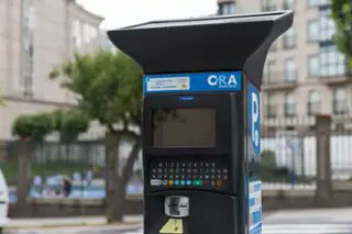 Dada la situación de endeudamiento histórico a la que ha llevado al Concello , la nueva ordenanza de movilidad de <a href="/inesreygarcia/">Inés Rey</a> contempla (entre otras medidas) el encarecimiento del estacionamiento y ampliar al mediodía/noche/fines de semana el pago ORA.
Ella gasta.
Tú pagas.