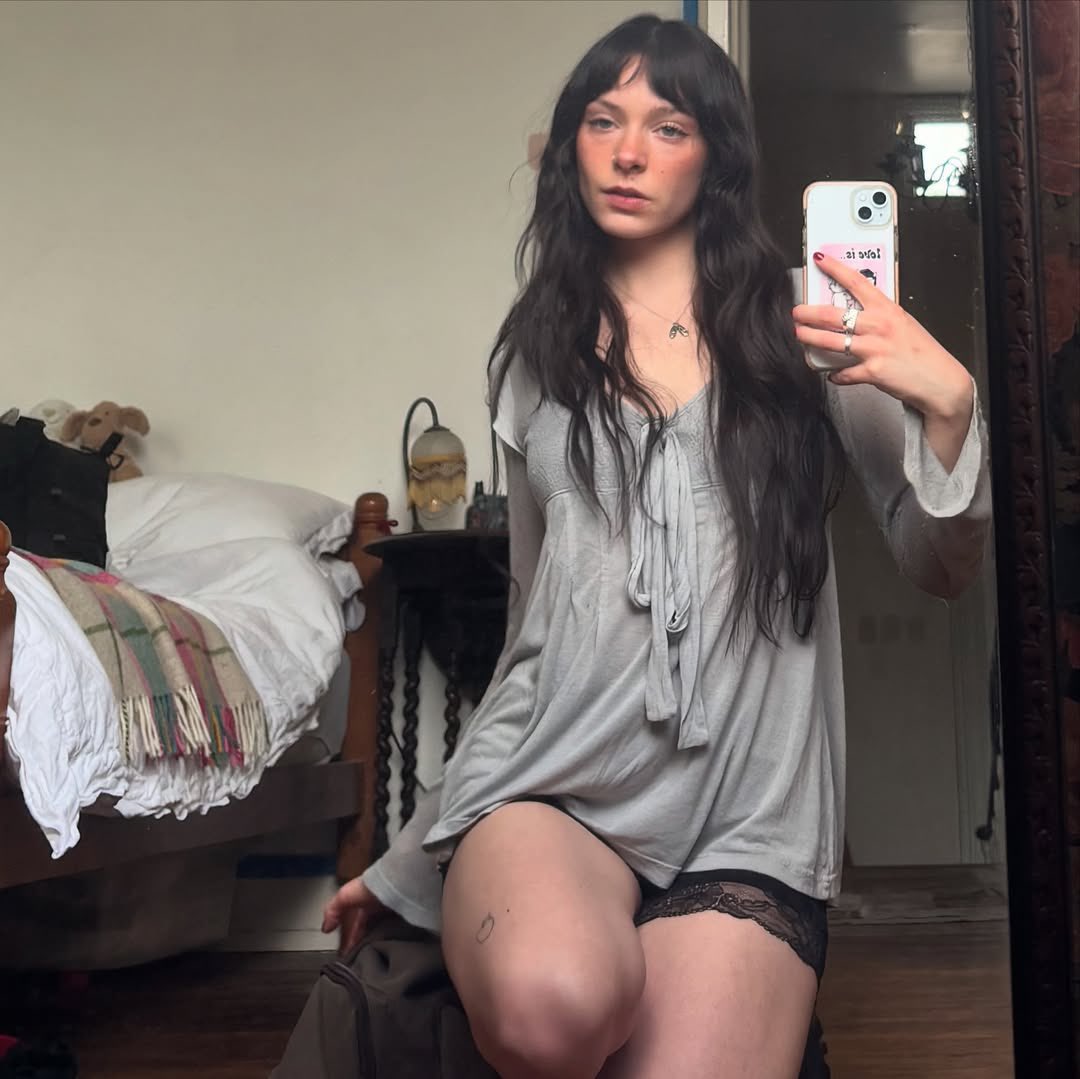 the dark hair 😫😫 she’s so unreal