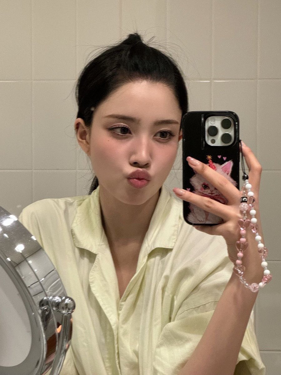 si c’est dani (@stayclectic) on Twitter photo most kpop idols with signature bangs remove them and just look like themselves without bangs but yoon unlocks a whole new face card most kpop idols with signature bangs remove them and just look like themselves without bangs but yoon unlocks a whole new face card