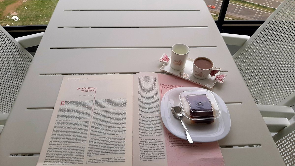 Kayıp Kayıt'ımızın Mayıs-Haziran sayısında "Bu Bir Şekil Yazısıdır!" adlı denememle ben de varım. Sevinçle, gururla, yeniden yaşamak ve yazmak arzusuyla. 
Dergimizin emekçilerine selâm, hürmet, muhabbet.