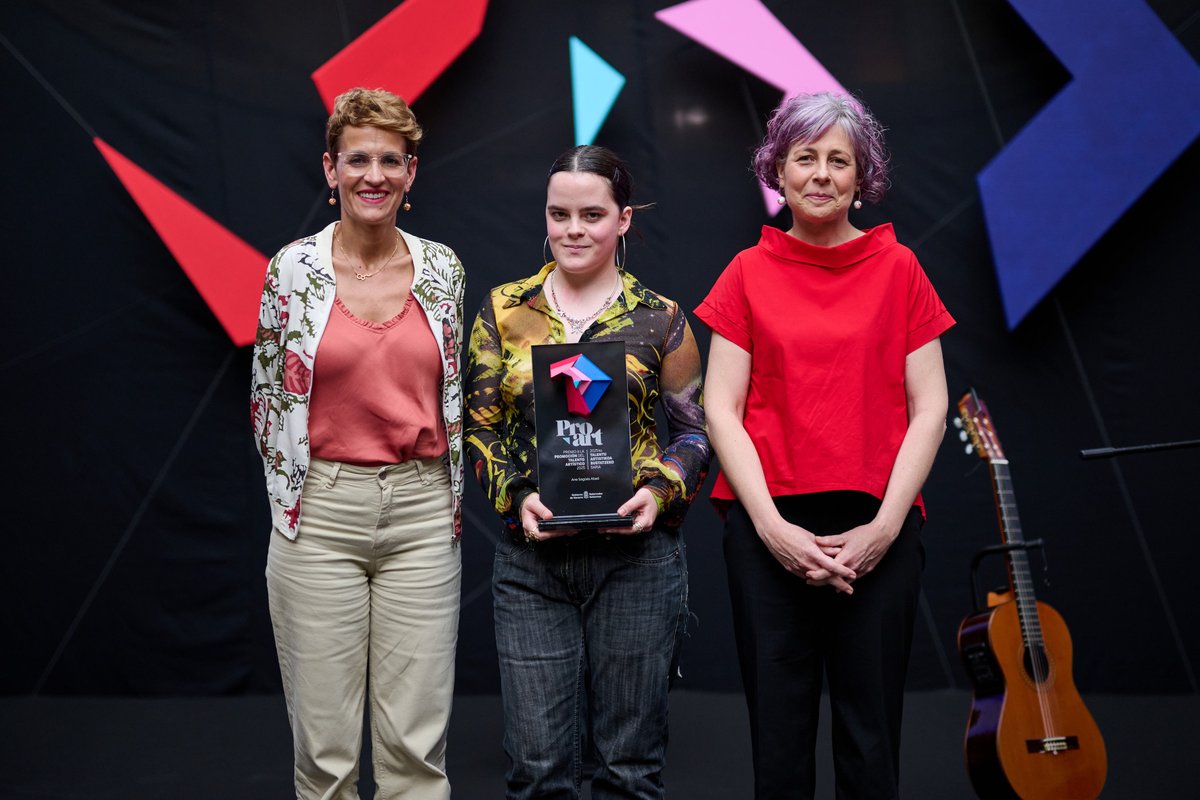 La Presidenta <a href="/mavichina/">María Chivite / ❤️</a> entrega el Premio a la Promoción del Talento Artístico a la creadora escénica Ane Sagüés por su transgresión al servicio de la dignidad personal

📎navarra.es/es/-/nota-pren…

<a href="/cultura_na/">Cultura - Kultura</a>