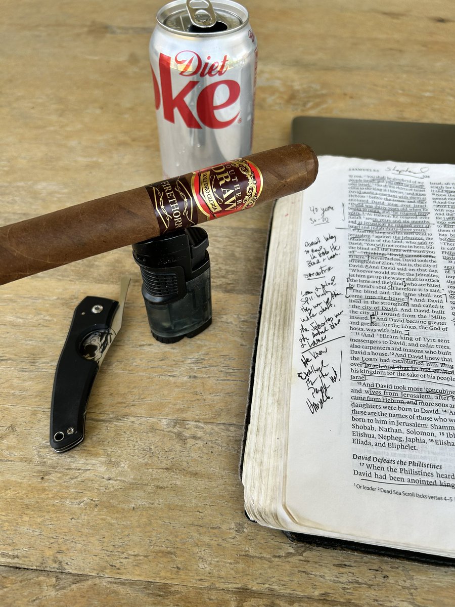 PastorAndPuros's tweet image. Sermon prep essentials. 

@sdcigars #Firethorn #SermonPrepSmoke #PreacherAndPuros #TeamDietCoke #CigarsOfX @LesFINESLAMES