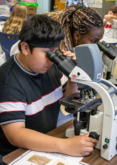 MSUMGI's tweet image. MGI associate professor Jonathan Hardy and recent MSU human biology graduate Djeneba Diallo went out to Eisenhower Elementary in Flint, MI to introduce sixth-graders to the world of microbiology!
Read more here: tinyurl.com/mr3ab7zu