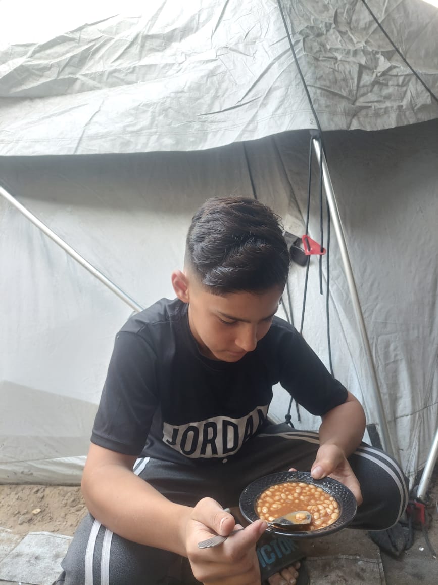 Mohammad15532's tweet photo. My heart breaks every day when I see my little brother Hassan crying from hunger. I swear I couldn't bear it. No food, no flour, nothing to satisfy our hunger. Eid is approaching, and instead of joy we carry suffering and fear of tomorrow. Please, don't ignore my pleas 💔. Help me, save my brother Hassan from dying of hunger... Perhaps your hand can revive hearts on the verge of death. Please help me, please donate 💔
https://t.co/C0h2KyS3Dm 💔😭