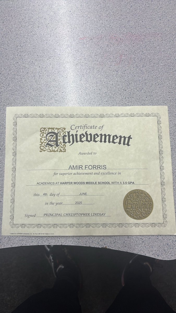 AmirForris3__'s tweet image. Blessed to make the honor roll and finishing school with a 3.5 gpa #studentathlete