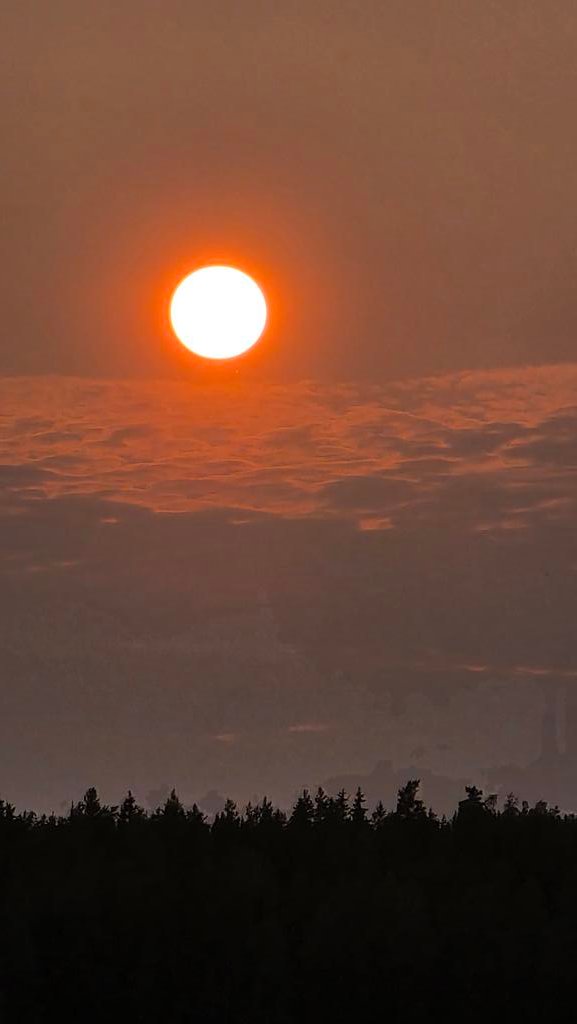 Lähinnä ilmankosteutta vai tuleeko väriä Sipoon iltaan myös Kanadasta 🤔