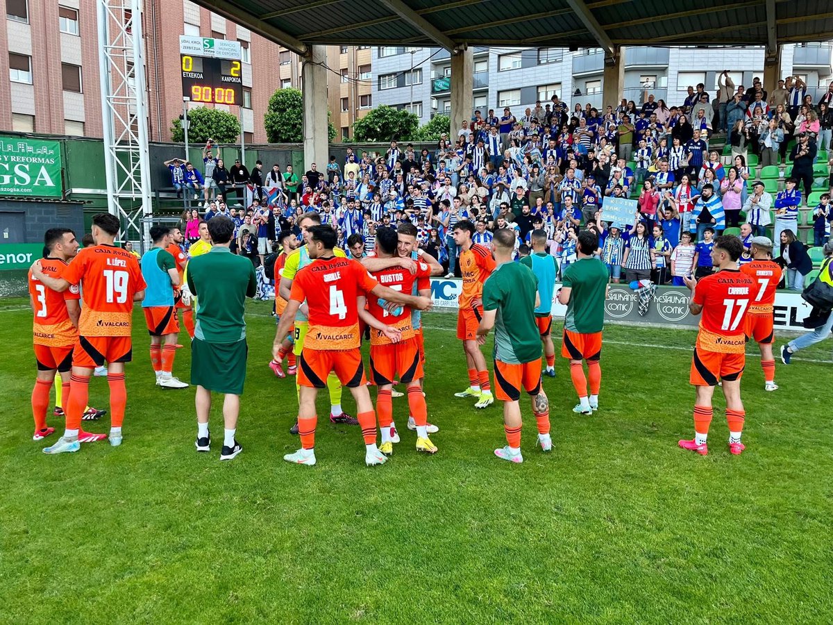 🗣️ “El grupo que hemos creado este año nunca lo había vivido, es irrepetible. En días libres vamos a tomar algo todo el equipo, y lo mismo con el cuerpo técnico. Los lazos van más allá del fútbol. Un ascenso con gente a la que quieres es una oportunidad única”.