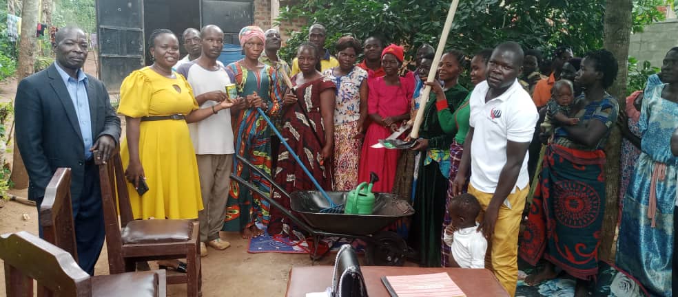 Impacting Community Impacting Lives: <a href="/WipeUganda/">Women Initiatives in Poverty Eradication (WipeUg)</a> continues to empower Women in Busoga with startup skills and capital to generate income and increasing  their Knowledge base. This year the focus is on food security . The ED ( Yellow) handover a farm kit to  women group .