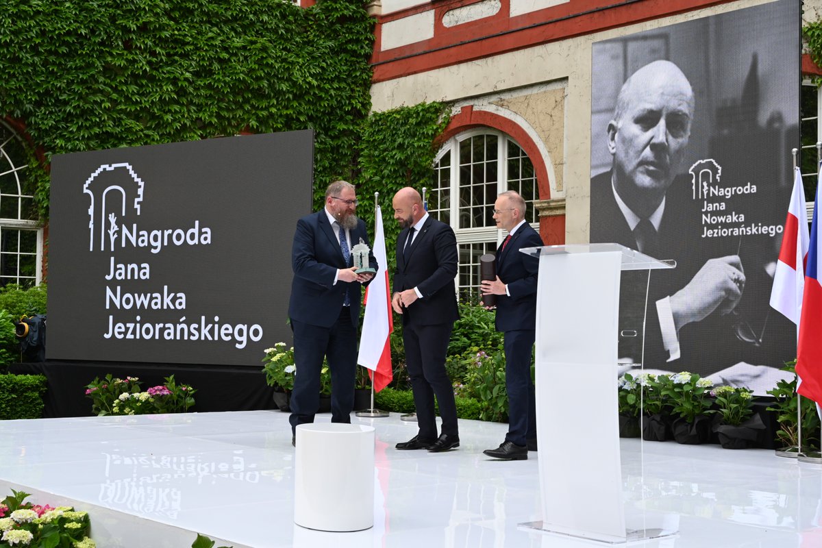 The Auschwitz-Birkenau Memorial and Museum has been honored with the 2025 Jan Nowak-Jeziorański Award. The award was accepted on June 4 by the director of the Museum, Dr. Piotr M. A. Cywiński, during a ceremony held at the Ossolineum Institute in Wrocław.

While receiving the