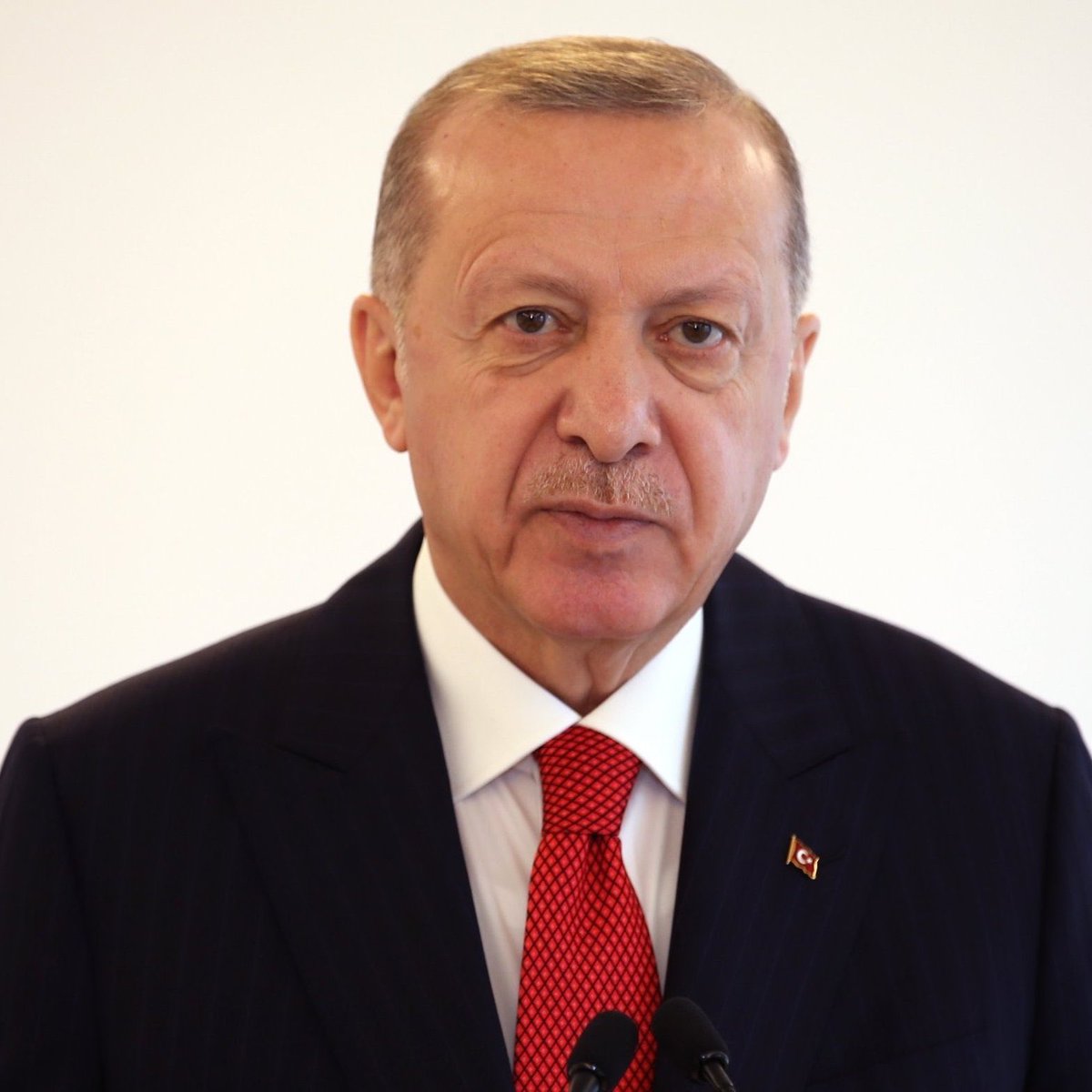 Özgür Özel:

"Erdoğan, Ekrem Başkanı yenemeyeceği, Hakan Başkan'dan Gaziosmanpaşa'yı bir daha alamayacağı için darbe planlamıştır.

Görevlendirdiği kişiler darbeyi asker üniformasıyla değil, savcı cübbesiyle yapmaktadır. Bu darbeye direneceğiz!"