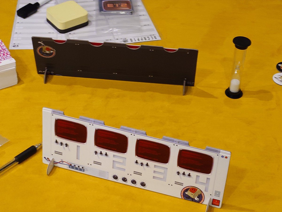 bi__shadow's tweet image. 今日も色々なゲームでボドゲ会をしましたぞ🤩
人それぞれ好きなゲーム、苦手なゲーム、ありますな🤔
私はドブルのような反射神経系のゲームが苦手ですぞ😱😱😱

ボドゲチーム大きくする為また募集しますかな🤩
そう言えば…将棋や囲碁は「棋士」麻雀は「雀士」ボドゲは「ボド士」？
#ボードゲーム