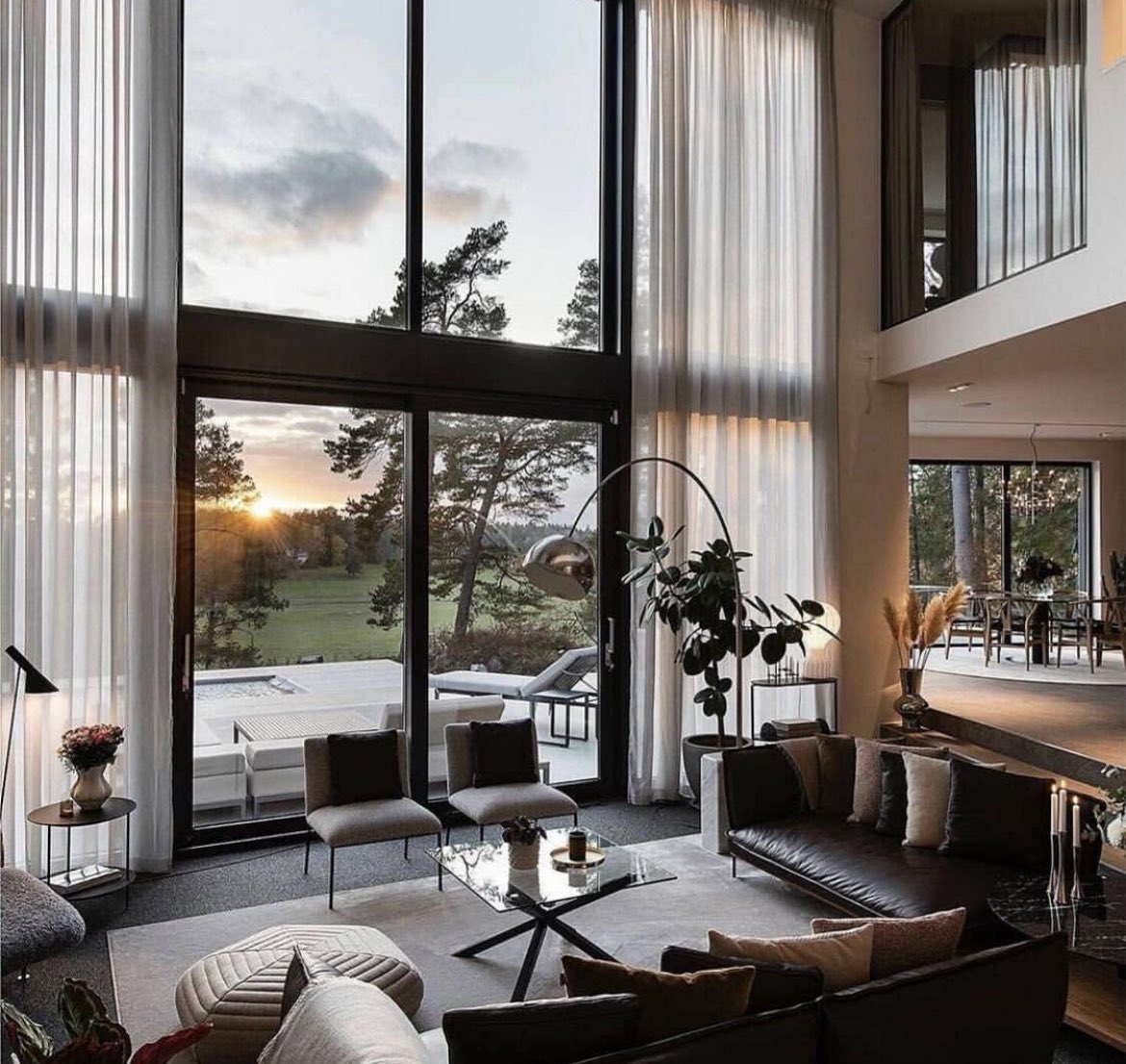 Pour « manifester » la vie que l’on veut selon moi y’a deux choses super importantes :

- Avoir une vision ultra clair de l’avenir (faire un moodboard et le regarder souvent ça aide à se rappeler. Tenir un journal aussi)

- Avoir le feu au fond du cœur, et jamais oublier pourquoi