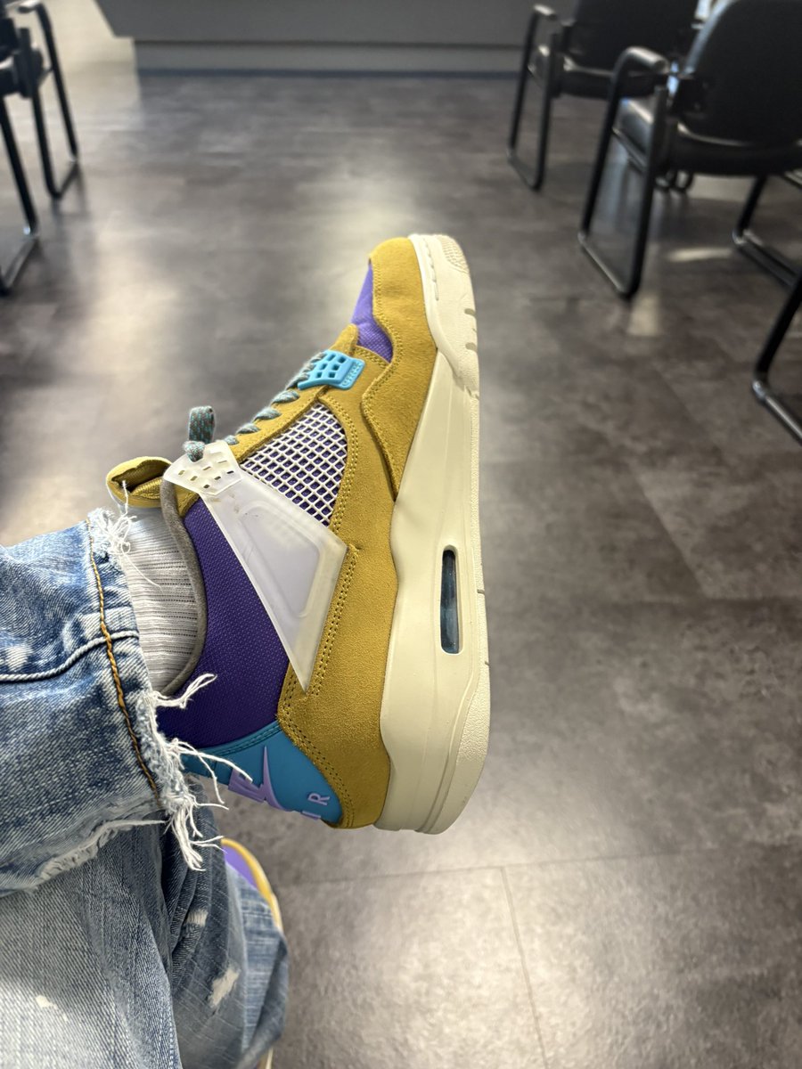 mai_duce's tweet image. In honor of the Union drop….. throwback to the 4’s! @snkr_twitr #UnionLA #Retro4 #DPSoffice