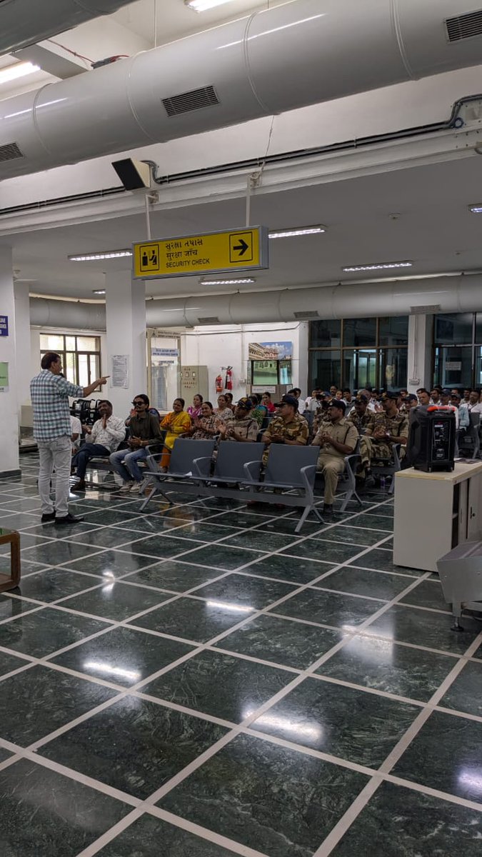 पोरबंदर एयरपोर्ट पर PRM (Persons with Reduced Mobility) हैंडलिंग हेतु भारतीय रेडक्रॉस सोसाइटी (पोरबंदर तालुका) के सहयोग से प्रशिक्षण-सह-संवेदनशीलता सत्र का आयोजन किया गया।सत्र का उद्देश्य दिव्यांगजनों और कम गतिशीलता वाले यात्रियों की सहायता हेतु स्टाफ को प्रशिक्षित करना था।