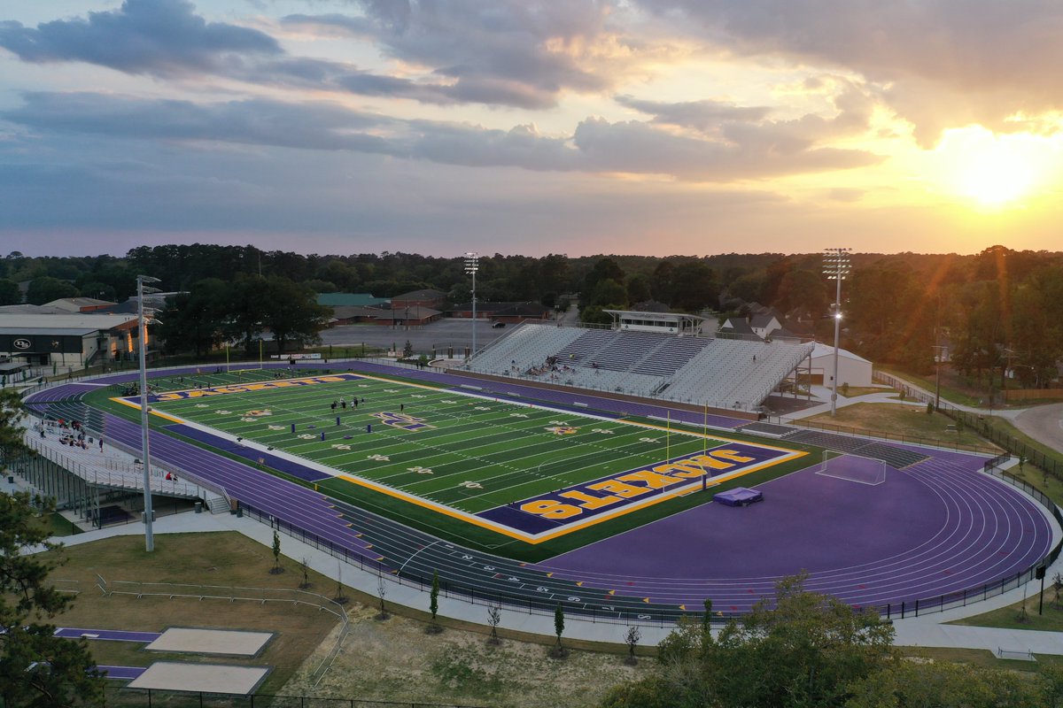 GeoSurfaces's tweet photo. Track and a football field go hand in hand. 🤝

#trackinstall #footballfield #fieldinstall #geosurfaces https://t.co/DKZcdWcxk9