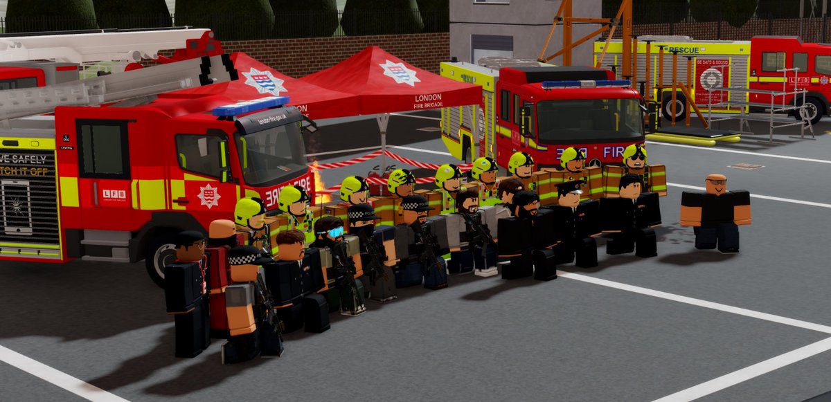 ModRoblox's tweet image. 🇬🇧🗣️This evening, the Duke of York visited the London Fire Brigade&apos;s Oxbridge Fire Station in Westbridge.

During the visit, His Royal Highness spoke with the essential firefighters at the station and took part in some example training exercises alongside the crew.