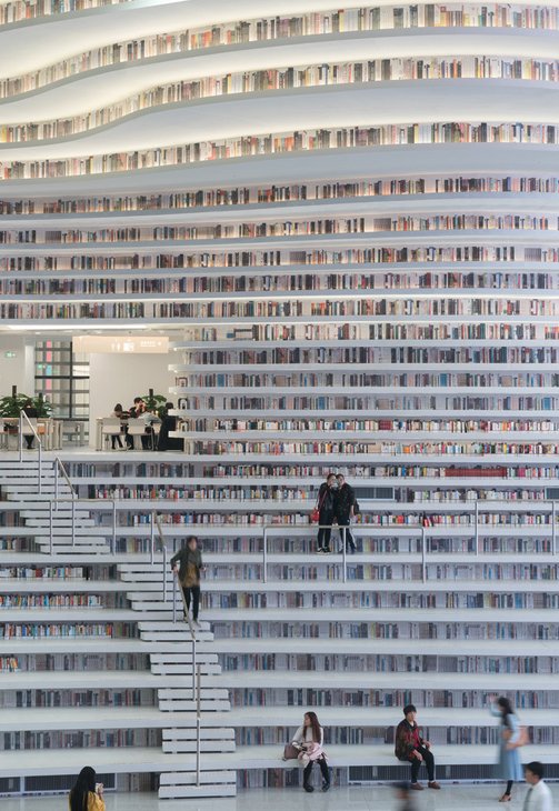 En 2017, China inauguró una biblioteca que parecía un templo de otro planeta.

Su interior se volvió viral en minutos. Una catedral futurista hecha de libros.

Pero detrás del espectáculo visual, había un secreto que nadie vio venir.

Aquí está la historia completa: 🧵
