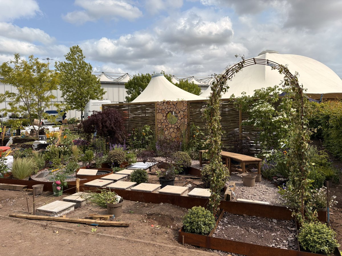 Our Sunflower Power showcase garden is really taking shape. 7 days of hard graft and 1 week till judging and the <a href="/BBCGWLive/">BBCGWLive</a>  show opens!! 
<a href="/beth_sunflowers/">Beth’s Sunflowers 🌻</a> garden is going to be fantastic, come along &amp; see us &amp; all the amazing gardens &amp; borders 
#GardenersWorld  #charity