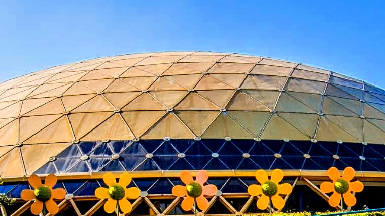 All this talk about Rivers of America being pissed on, and yet...THIS...still sits empty: