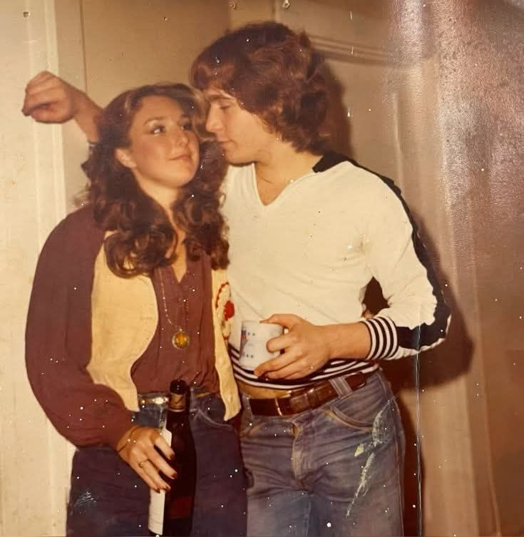 NOUS ÉTIONS LA GÉNÉRATION DES GENOUX ÉCORCHÉS ET DES RUES QUI SENTAIENT LE SOLEIL.
On marchait pour aller à l’école —
pas pour compter nos pas,
mais parce que le monde était plus petit…
et l’émerveillement, plus proche.
Nos sacs pesaient lourd :
pas seulement de livres —
mais de