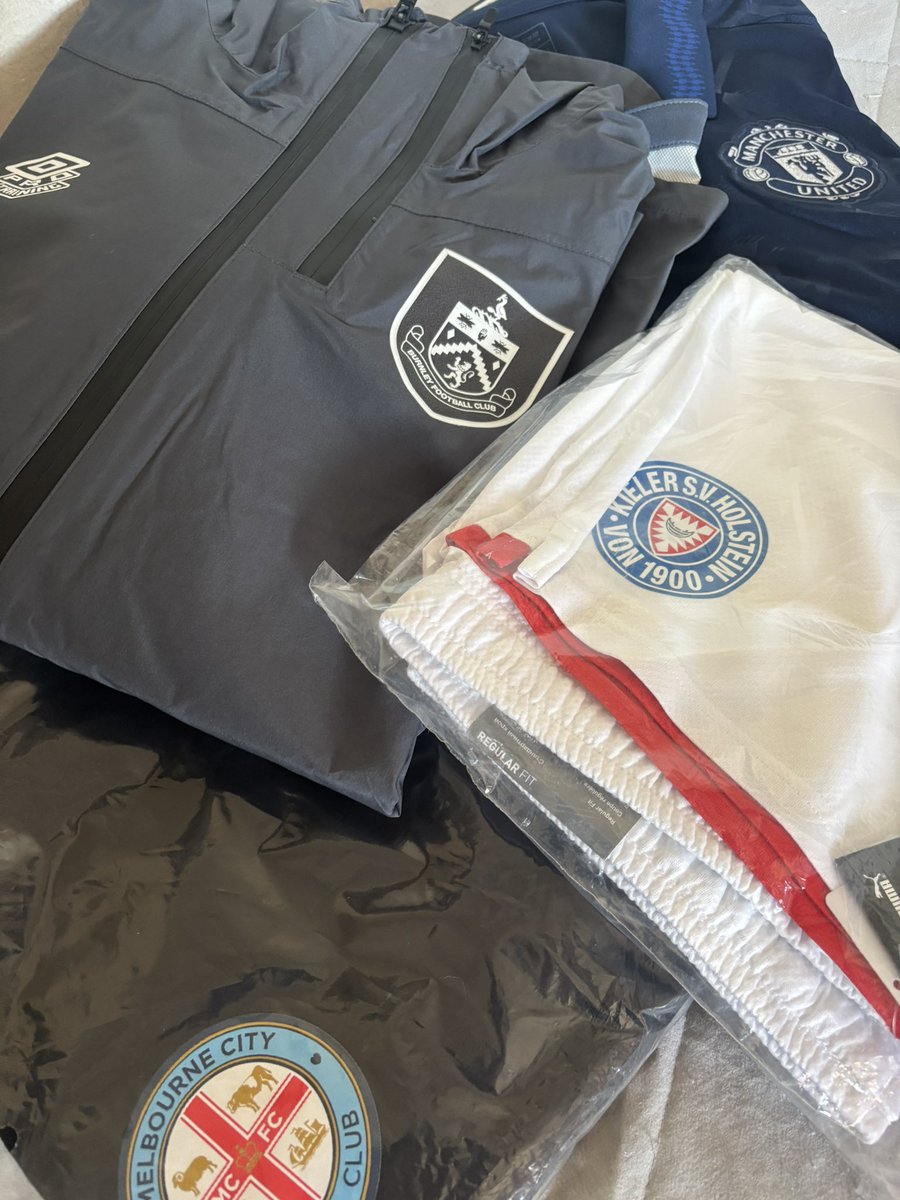 Camperon de lluvia de la peña del Burnley, Joggineta de la peña del Melbourne, un sobrio short y una buena oferta de la suplente del United, en mes y medio aca esta <a href="/GorrasCavs/">Gorras CAVS</a>