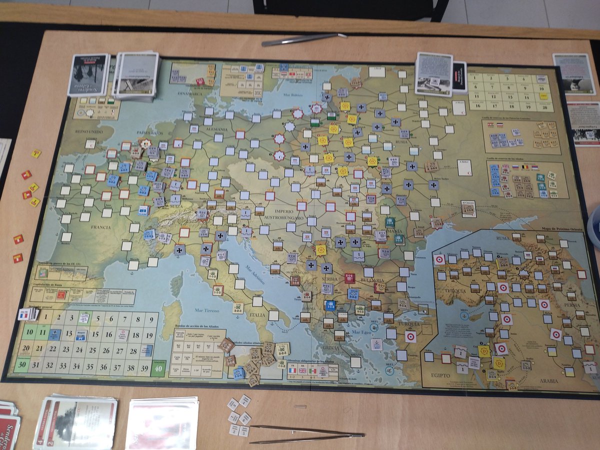 Continuamos en <a href="/enclavedejuego/">Asociación Enclave de Juego</a> con #SenderosdeGloria de <a href="/gmtgames/">GMT Games</a> y <a href="/DevirIberia/">Devir Iberia</a> .

Los Aliados, <a href="/AmunJazz/">Héctor Villa Fernández</a> ,están en una debacle en el frente oriental. Mientras Francia se resiste aunque un ataque abre un hueco en su costado.

#bgg #wargames #boardgames #juegosdemesa #oviedo