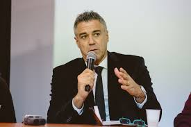 El juez federal Daniel Rafecas desestimó hoy la denuncia del Presidente Javier Milei contra el periodista Carlos Pagni por supuestas calumnias e injurias que trazó un paralelismo con la carrera de Hitler. Dijo que en la nota no había imputación de delito alguno y archivó el caso.