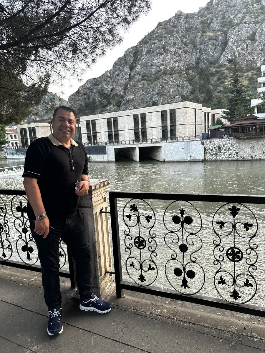 #Kurban bayramı vesilesiyle Sıla-i rahim yapmak güzel, kadim medeniyetler beşiği Anadolu’muzu, şehirlerimizi, gezginci edasıyla gezmek, yüksek kültürlü kalbinin naifliği kelimelerine yansıyan, üslubu zarif, vefa ve merhamet sahibi gönlü güzel insanlarla sohbet muhteşem.🇹🇷
#Amasya