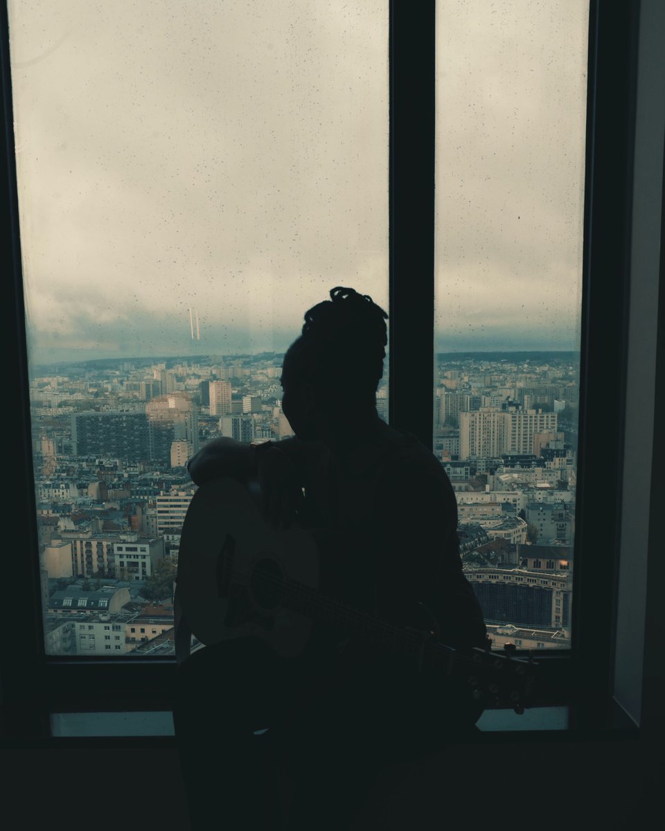 Un peu de silence, bcp d’écoute, et des chansons qui naissent en secret.
Je prends le temps qu’il faut pour écrire, composer, ressentir.
Merci à vous qui attendez, qui me portez, qui devinez sans bruit que quelque chose se prépare.
Ça arrive. Doucement. Mais sûrement.