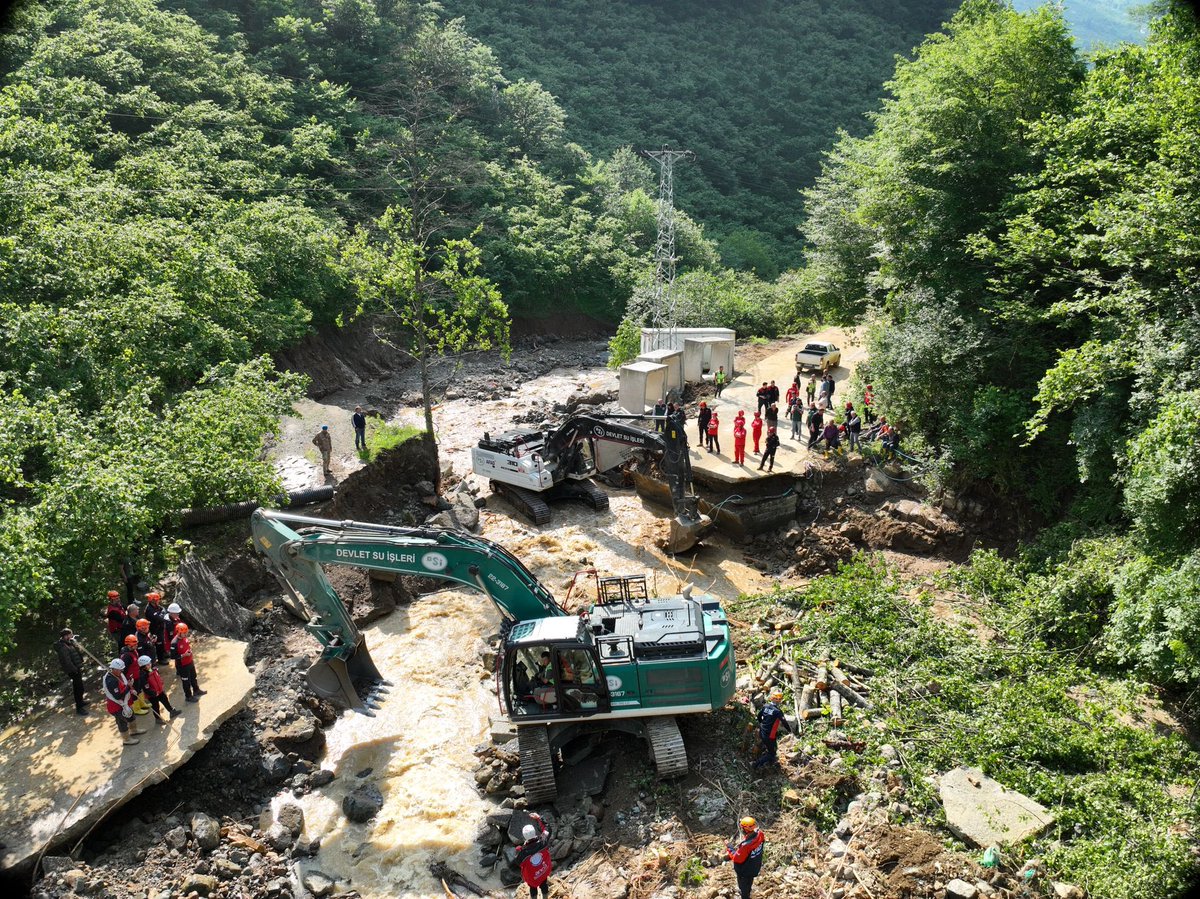 DSİ olarak sahadayız.

Trabzon İlimizin Akçaabat İlçesi Çukurca Mahallesi'nde sağanak yağışlar sonrası yamaç suları, yüzeysel sular ve lokal heyelanlar sonucu yıkılan köprünün yerine, idari imkanlarımızla yol geçiş yapısı inşa edilmiştir. DSİ olarak çalışmalarımız devam