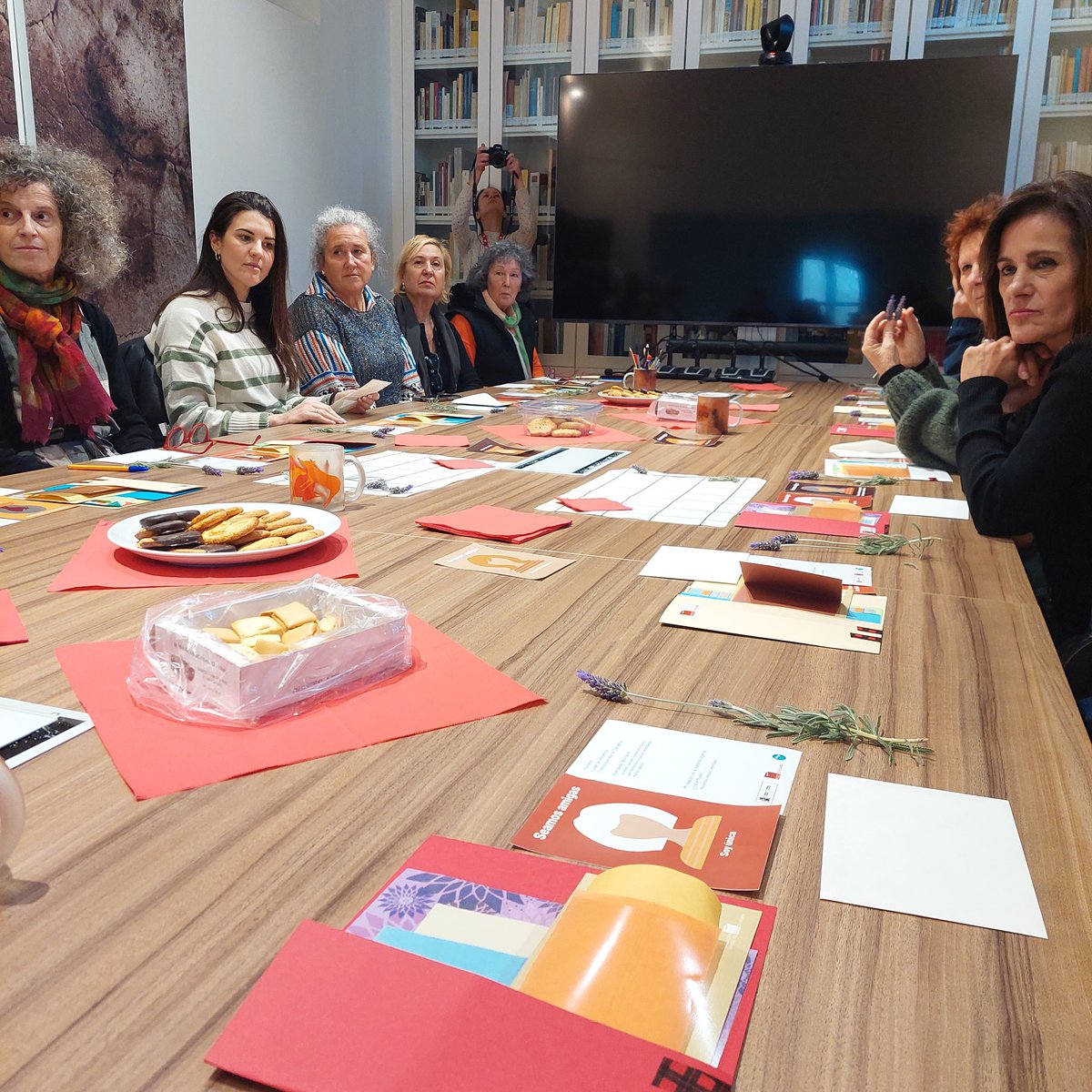 EducadoraenMdA's tweet photo. En la misma mesa en la que se reunió hoy el Patronato del #MuseoDeAltamira nos sentamos en marzo pasado con vecinas de Santillana del Mar. Fue una primera reunión para comenzar a construir una nueva relación entre museo y comunidad local.
Otra gobernanza es posible
#Matronato 😉 https://t.co/w7CpjhdIj3
