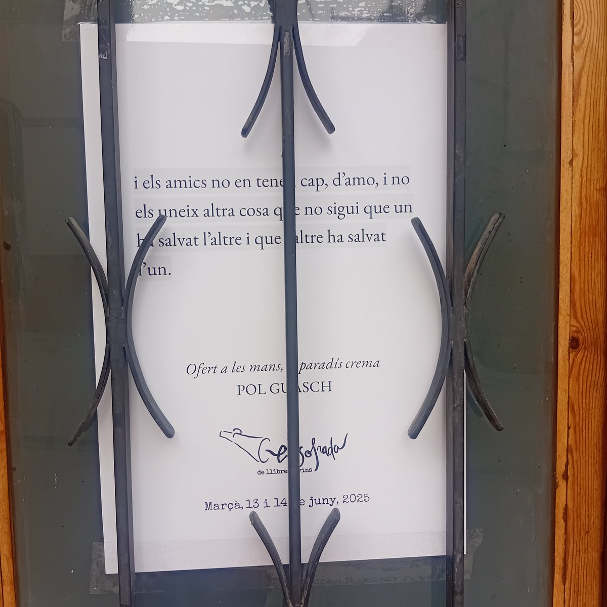 De fa ja uns dies, algunes portes de cases de Marçà llueixen els poemes del Pol Guasch, convidat enguany a L'Ensofrada de llibres i vins.

N'anirem penjant conforme ens en vagin enviant fotografies.