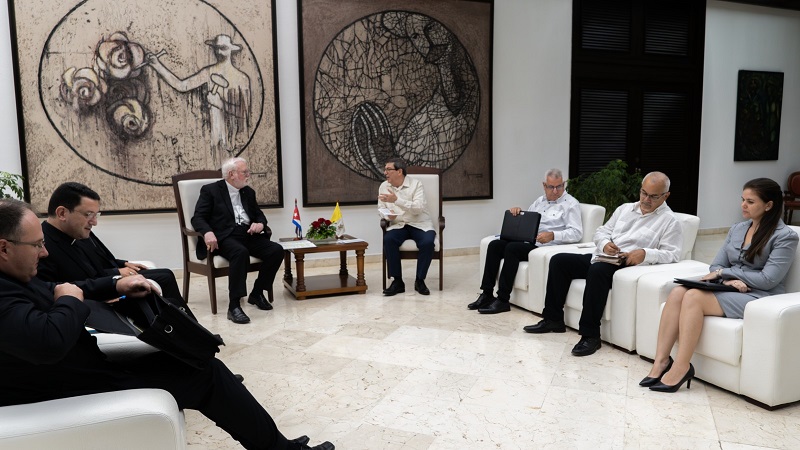 El canciller <a href="/BrunoRguezP/">Bruno Rodríguez P</a> sostuvo conversaciones oficiales con Monseñor Paul Richard Gallagher, secretario para las Relaciones con los Estados y las Organizaciones Internacionales de la Santa Sede, quien se encuentra de visita oficial en #Cuba 🇨🇺.

🔗cubaminrex.cu/es/canciller-d…