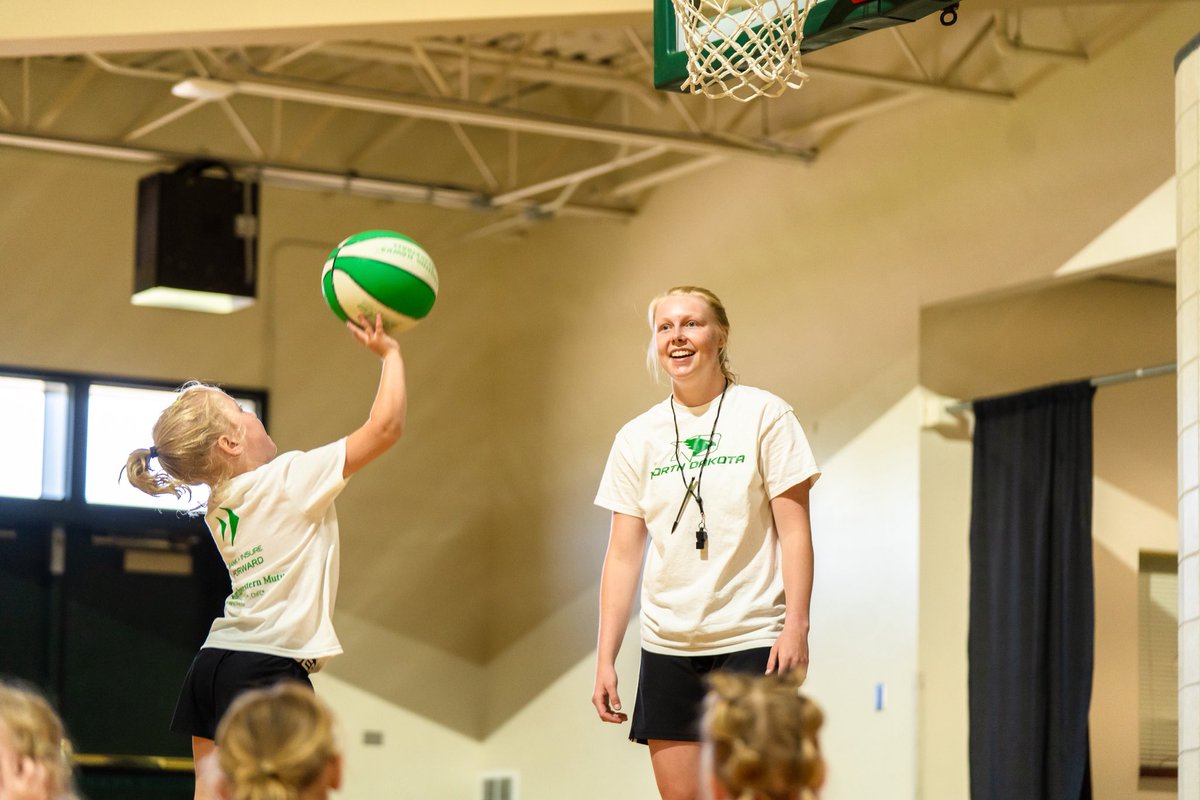 Another successful day of Little Hoopers camp😎

#UNDproud | #LGH