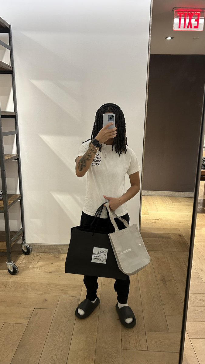 ripdaniphantom's tweet image. Im just 17 w/ a whole lotta money #bdayshit