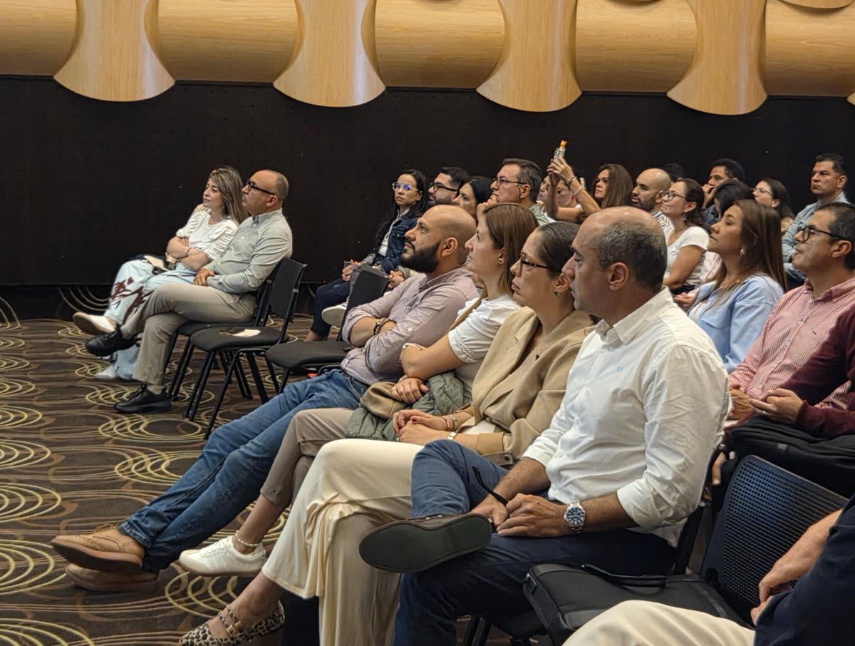 Gracias a <a href="/risierra88/">Ricardo A Sierra</a> por compartirnos a los líderes de Efigas su experiencia en transformación organizacional en tiempos de transición energética. Apostar por una cultura cercana al cliente y sostenible inspira y merece ser replicado. Vamos por buen camino.  <a href="/Celsia_Energia/">Celsia</a>