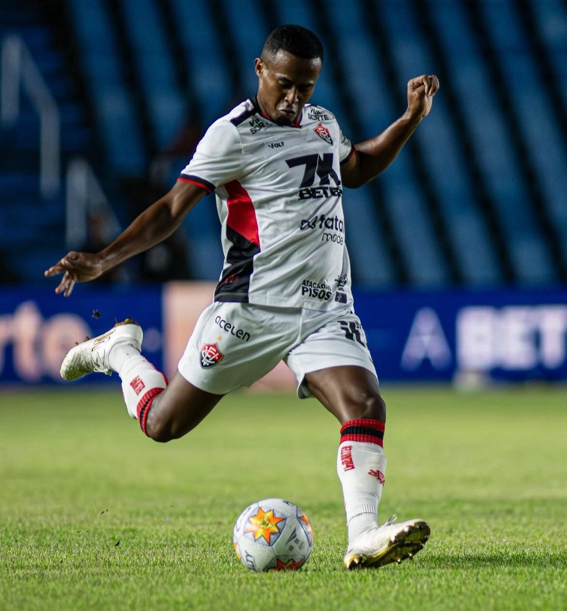 O Vitória rescindiu o contrato com o jogador Carlos Eduardo. O atleta chegou ao Vitória em 2024, e foi peça fundamental na temporada passada, este ano o atleta não rendeu como esperado e encerrou seu vínculo com o rubro-negro. 
📸: Victor Ferreira | EC Vitória