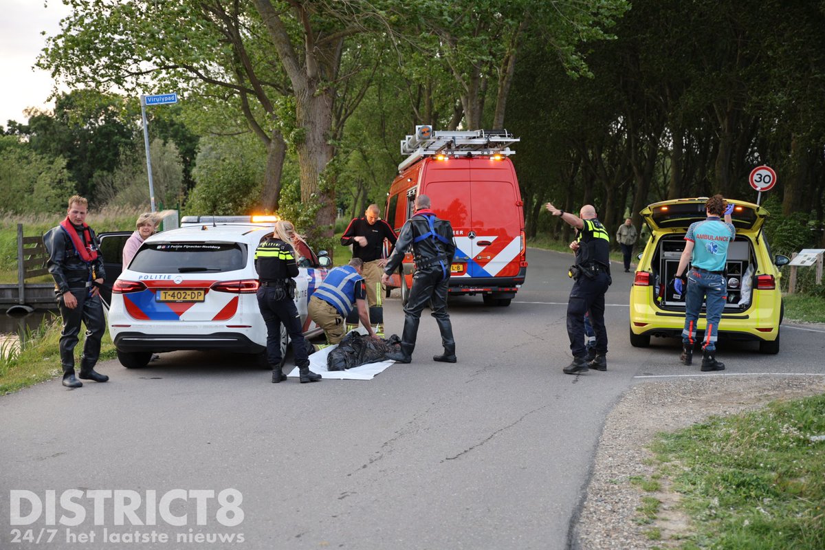 RedactieD8's tweet image. Op de #Noordeindseweg in #Delfgauw is een scooter met twee opzittenden te water geraakt. De ambulancedienst ontfermd zich over één van de slachtoffers. Brandweerlieden hebben de scooter uit het water gehaald.