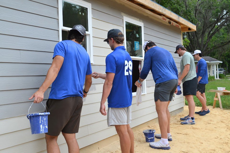 Gator grit doesn't stop at the stadium. Get involved with @AlachuaHabitat alachuahabitat.org/volunteer @FL_Victorious 
#FVFoundation
