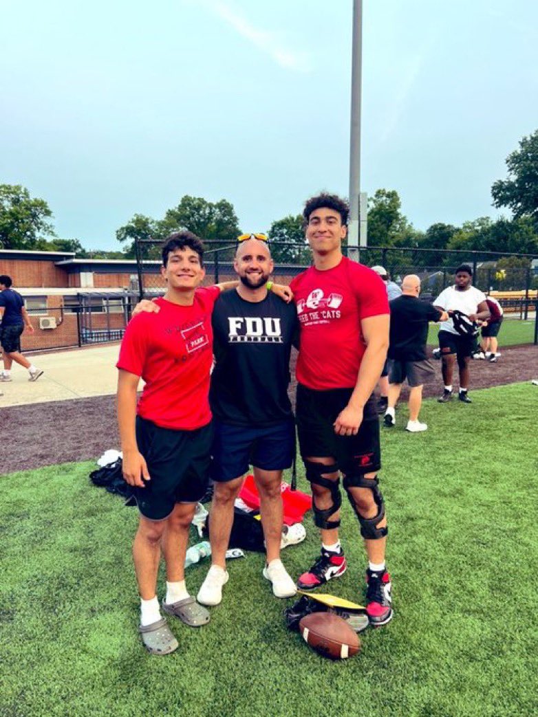 laz_lima's tweet image. Had a great time at FDU mega camp yesterday got to meet a lot of coaches! Here is my score card.
6”6 
245lb 
@CoachRobertson2 @CoachGadJacobs @CoachSanchezDL @CoachMaginnis @Coach_Ogbu @Coach_TWalsh @Mazon_walker99 @CoachRMcCormack @CoachHamm17 @Coach_CPace @CoachDreKates
