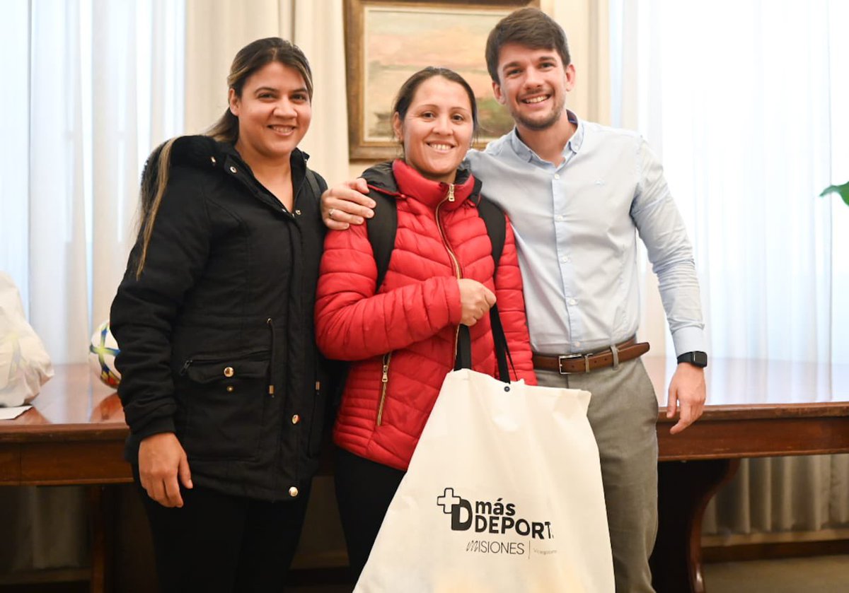 ¡Seguimos promoviendo el deporte en Misiones! ⚽🏐

Entregamos materiales deportivos a clubes, escuelas y equipos de Posadas y Garupá, apoyando su trabajo comunitario.
💙 El deporte es inclusión y crecimiento.

#MásDeporte #MisionesNosImporta #Posadas #Garupá