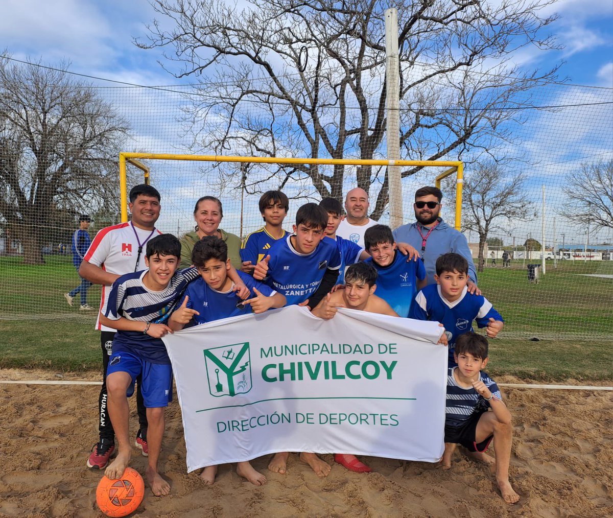 #JuegosBonaerenses 

[Fútbol Playa Sub 14] ⚽️

✅ Clasificaron a la etapa Regional el equipo de la Escuela N°1 de Moquehuá.

¡Felicitaciones! 👏💪