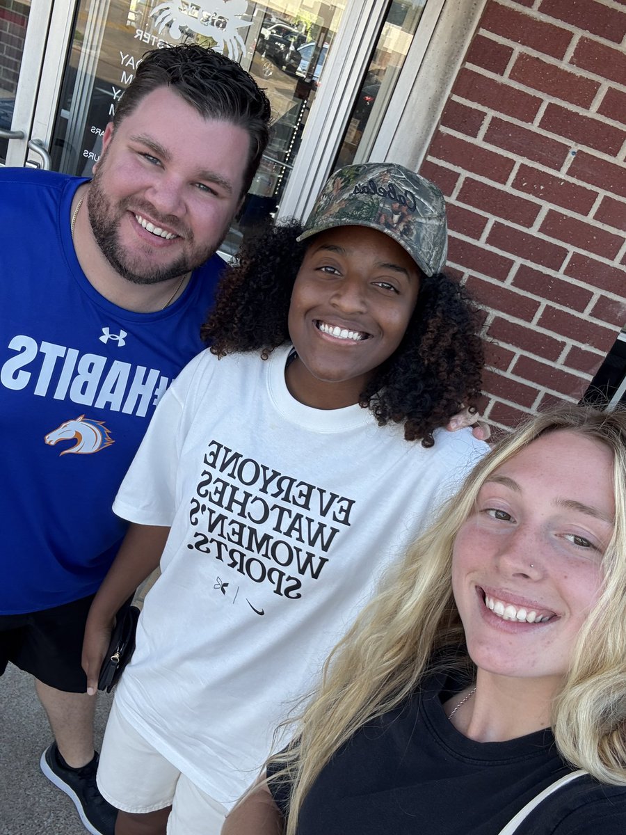 Lifelong relationships with former players is what it’s all about!! Loved having dinner with <a href="/zoeee_eee/">Zoe</a> &amp; <a href="/_aspent12/">Aspen Thornton</a> tonight!!!